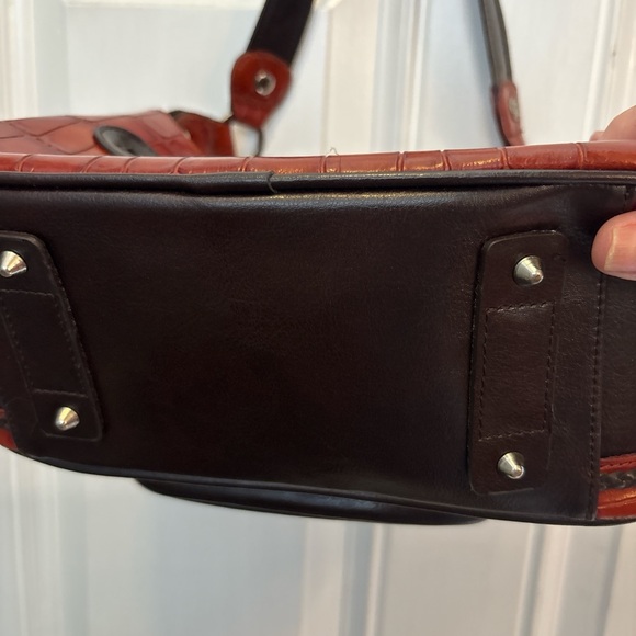 Elegant Brown Crocodile Pattern Women's Bag - Picture 4 of 4